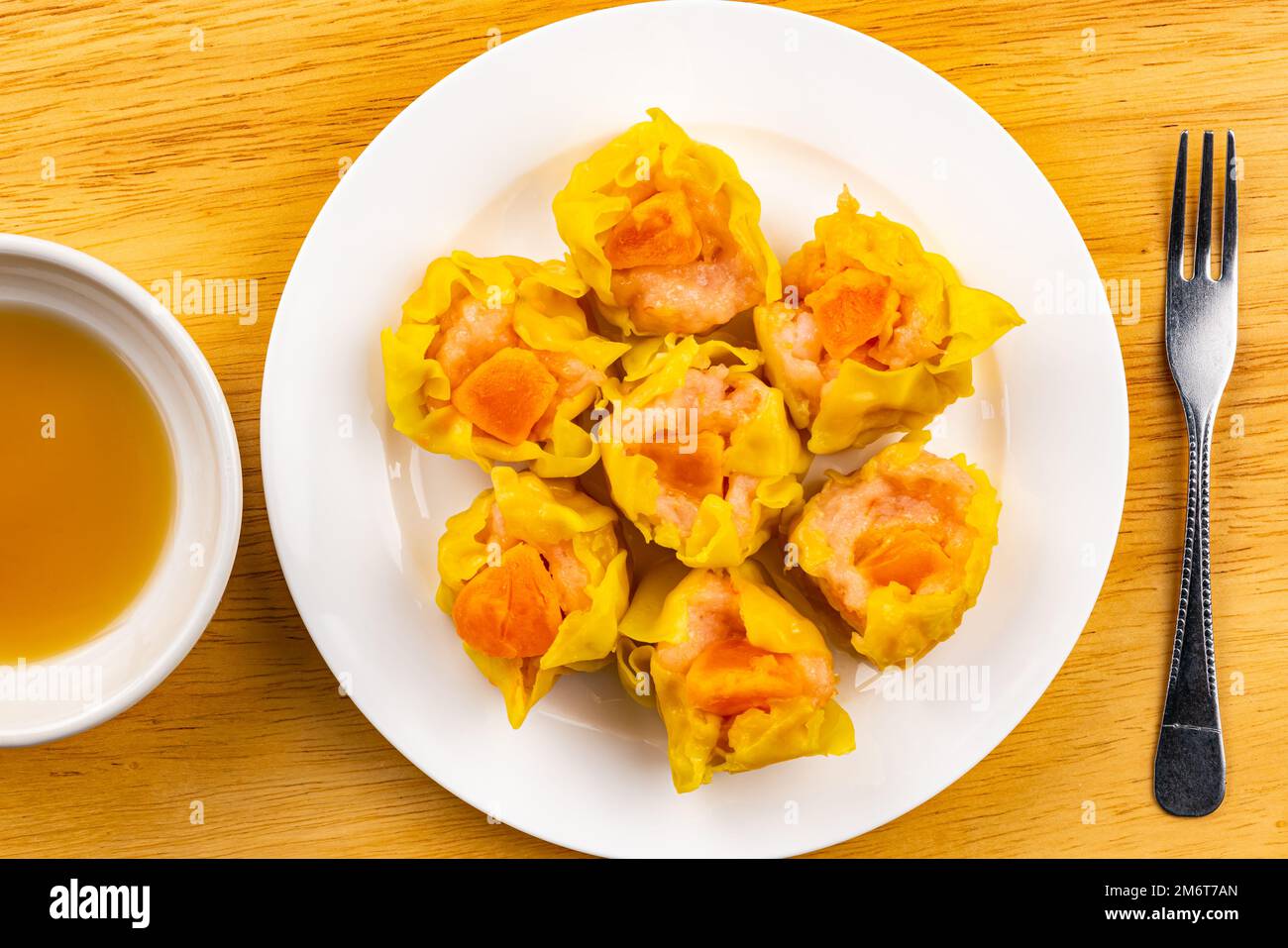 Vista dall'alto, piatto, deliziosi gamberi freschi fatti in casa, maiale tritato e tuorlo d'uovo salato gnocchi al vapore. Foto Stock