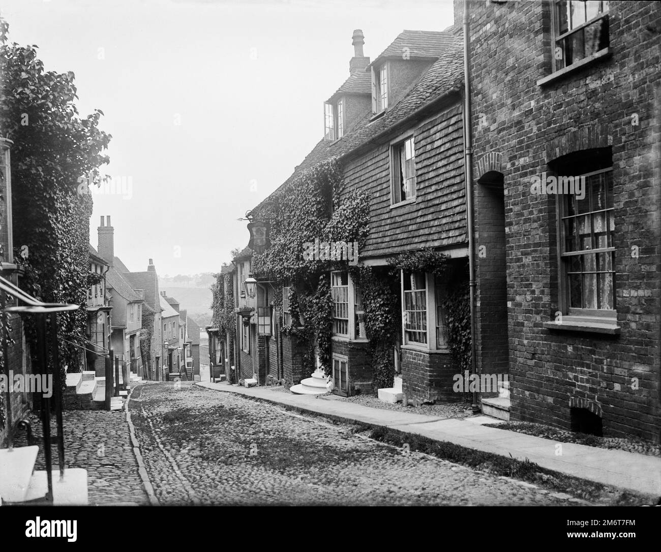 The Mermaid Inn in Mermaid Street, Rye. Copia di archivio digitalizzate di un vetro a quarto originale negativo del luglio 1907. Foto Stock
