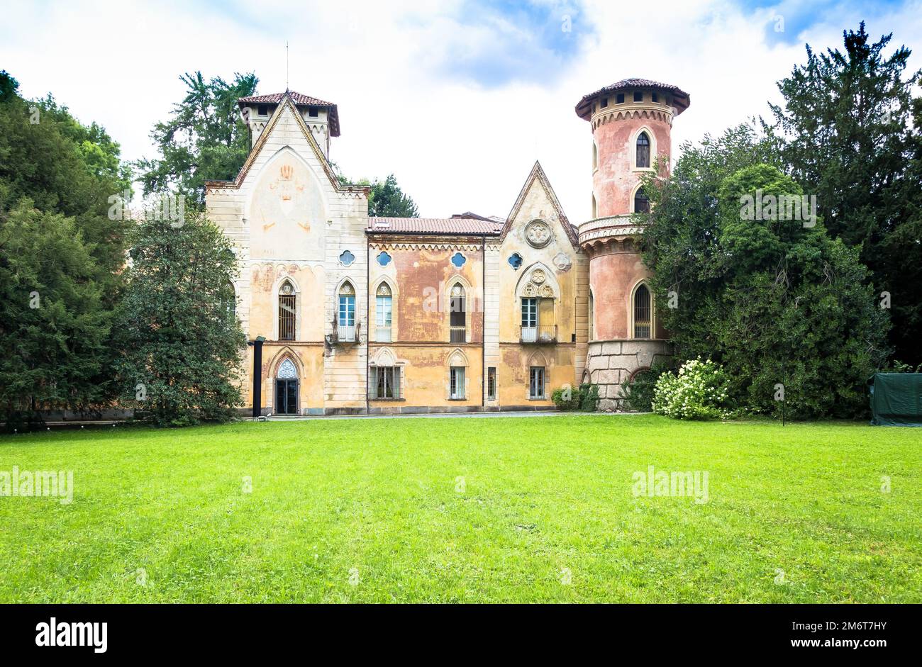 Castello di Miradolo, design gotico pieno di mistero, con luce del tramonto. Foto Stock