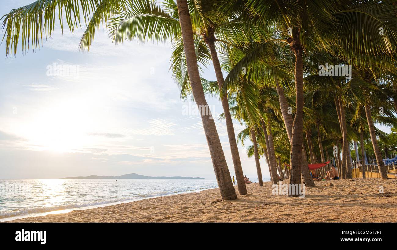 Dong Tan Beach Jomtien Pattaya Thailandia durante il tramonto del pomeriggio Foto Stock