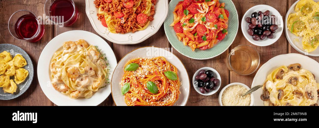 Panorama della pasta. Assortimento di pasta italiana, con spaghetti bolognesi ecc. Foto Stock