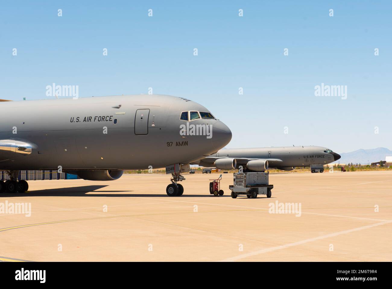 Un KC-46 Pegasus e KC-135 Stratotanker della base dell'aeronautica di Altus, Oklahoma, sono parcheggiati sulla linea di volo, 5 maggio 2022, sulla base dell'aeronautica di Holloman, New Mexico. Entrambi gli aerei sono espositori statici per il Legacy of Liberty Air Show 2022 e Open House e rappresentano l'eredità e le future generazioni di rifornimenti aerei. Foto Stock