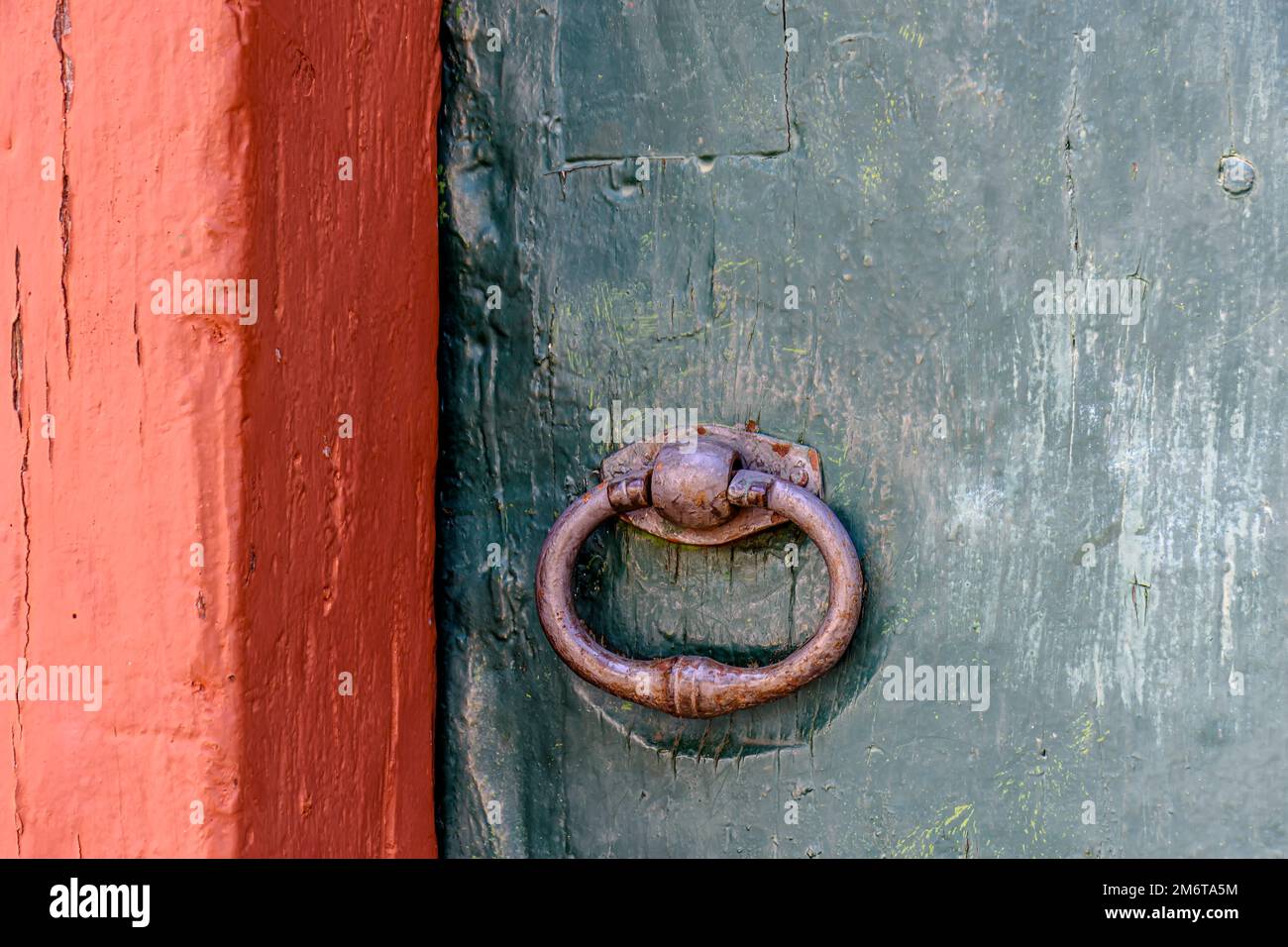 Antico legno colorato porta e serratura deteriorata dal tempo e ruggine in una casa in stile coloniale Foto Stock