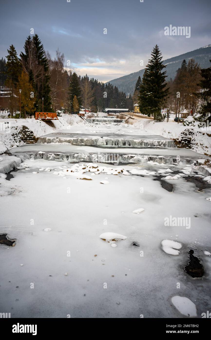 Fiume di Elba congelato a Spindleruv Mlyn in inverno. Città montana vicino a Hradec Kralove, repubblica Ceca Foto Stock