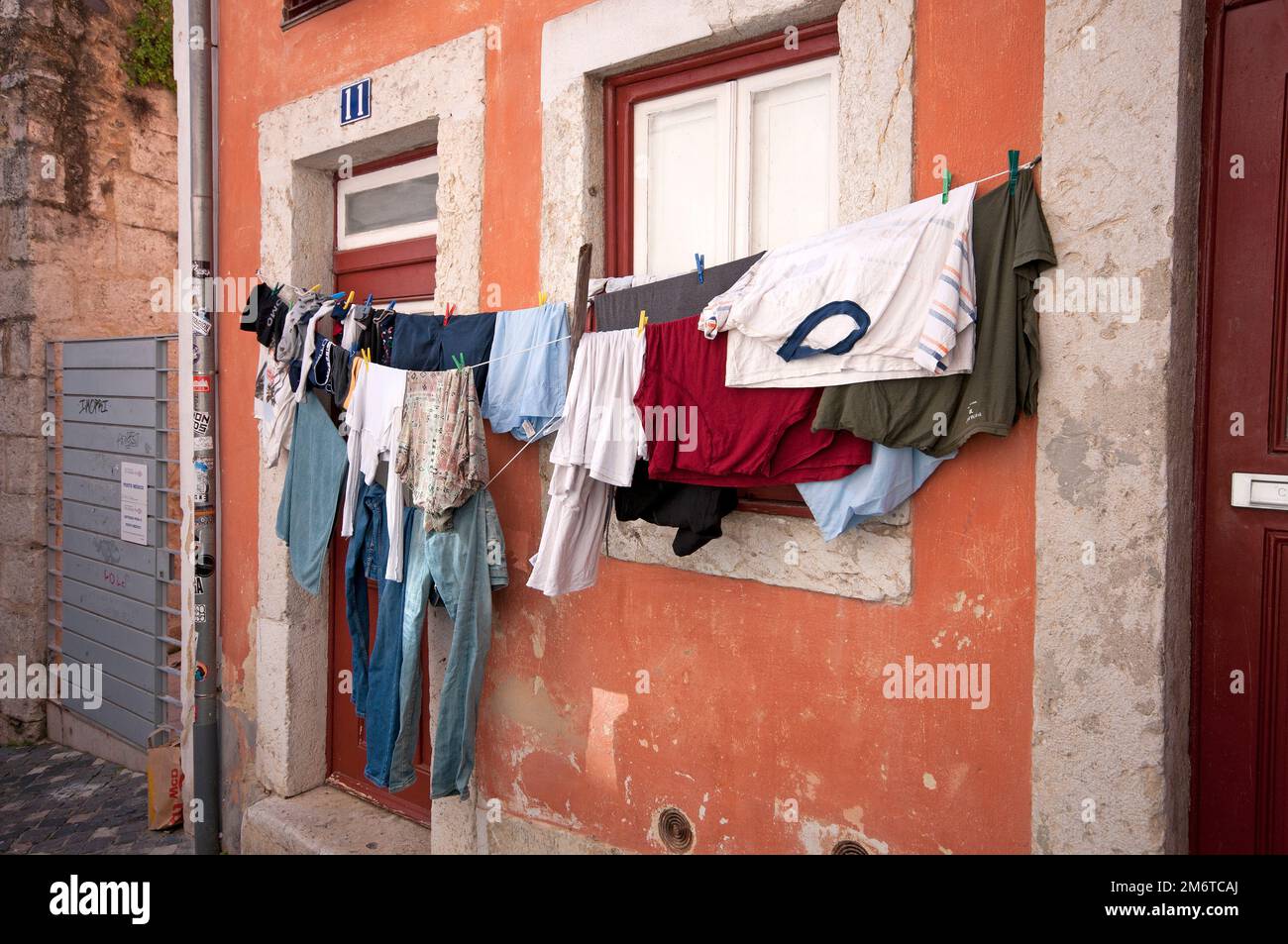 Vestiti appesi ad asciugare nel quartiere di Alfama, Lisbona, Portogallo Foto Stock