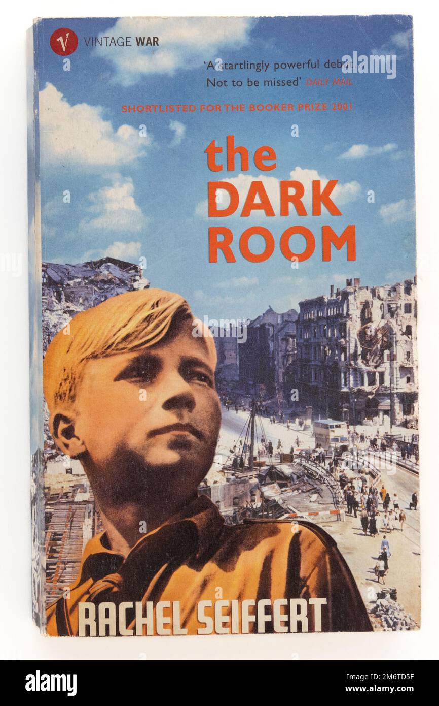 The Dark Room di Rachel Seiffert libro di guerra d'epoca Foto Stock
