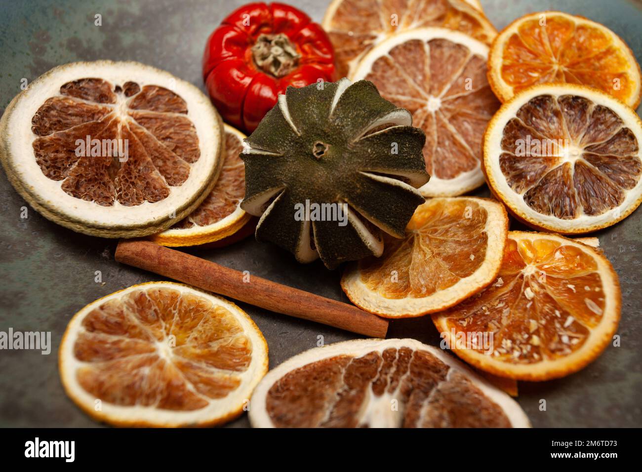 Frutta secca e bastoncini di cannella Foto Stock