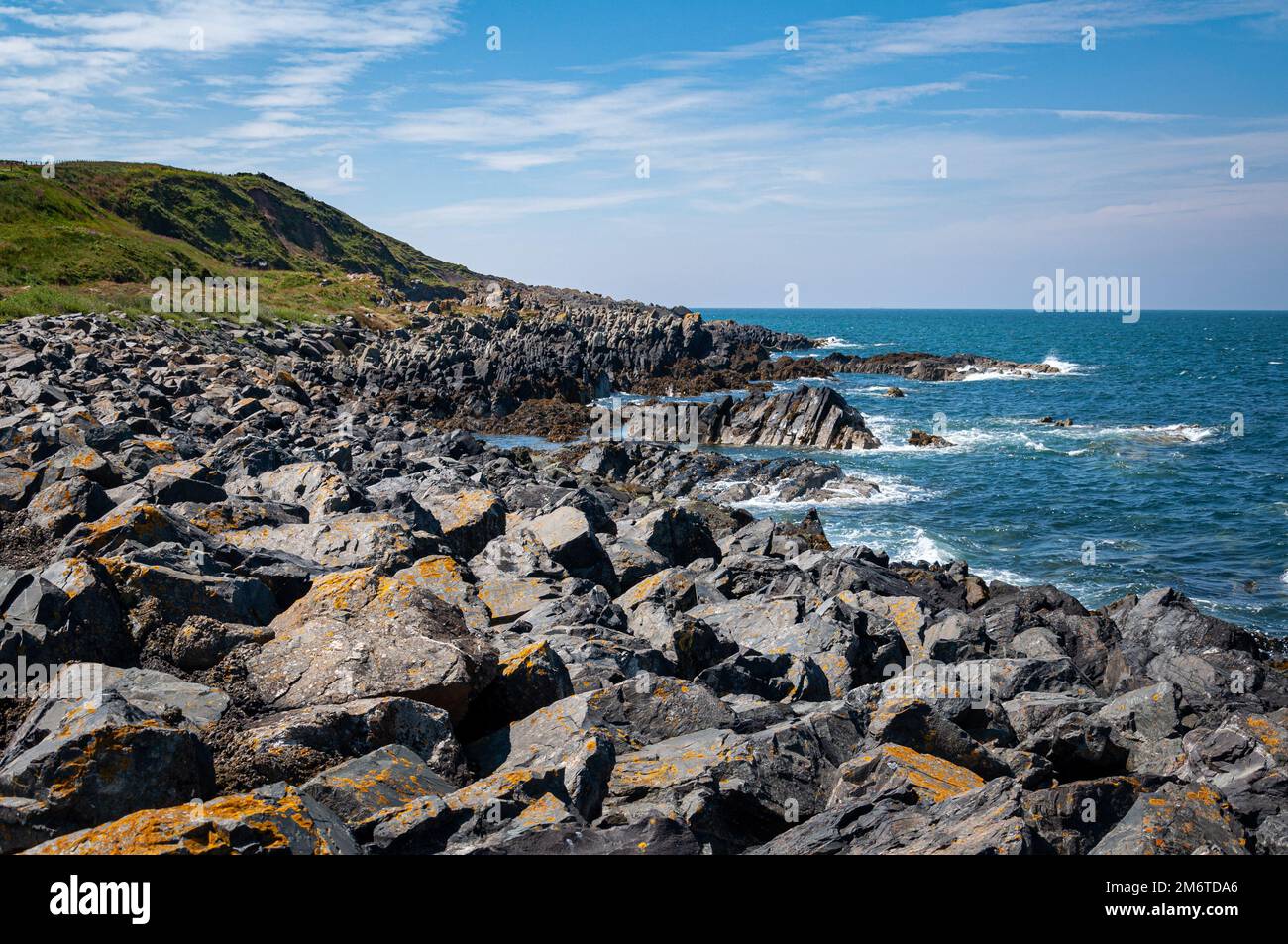 La costa rocciosa vicino a Port Logan a Dumfries e Galloway Foto Stock