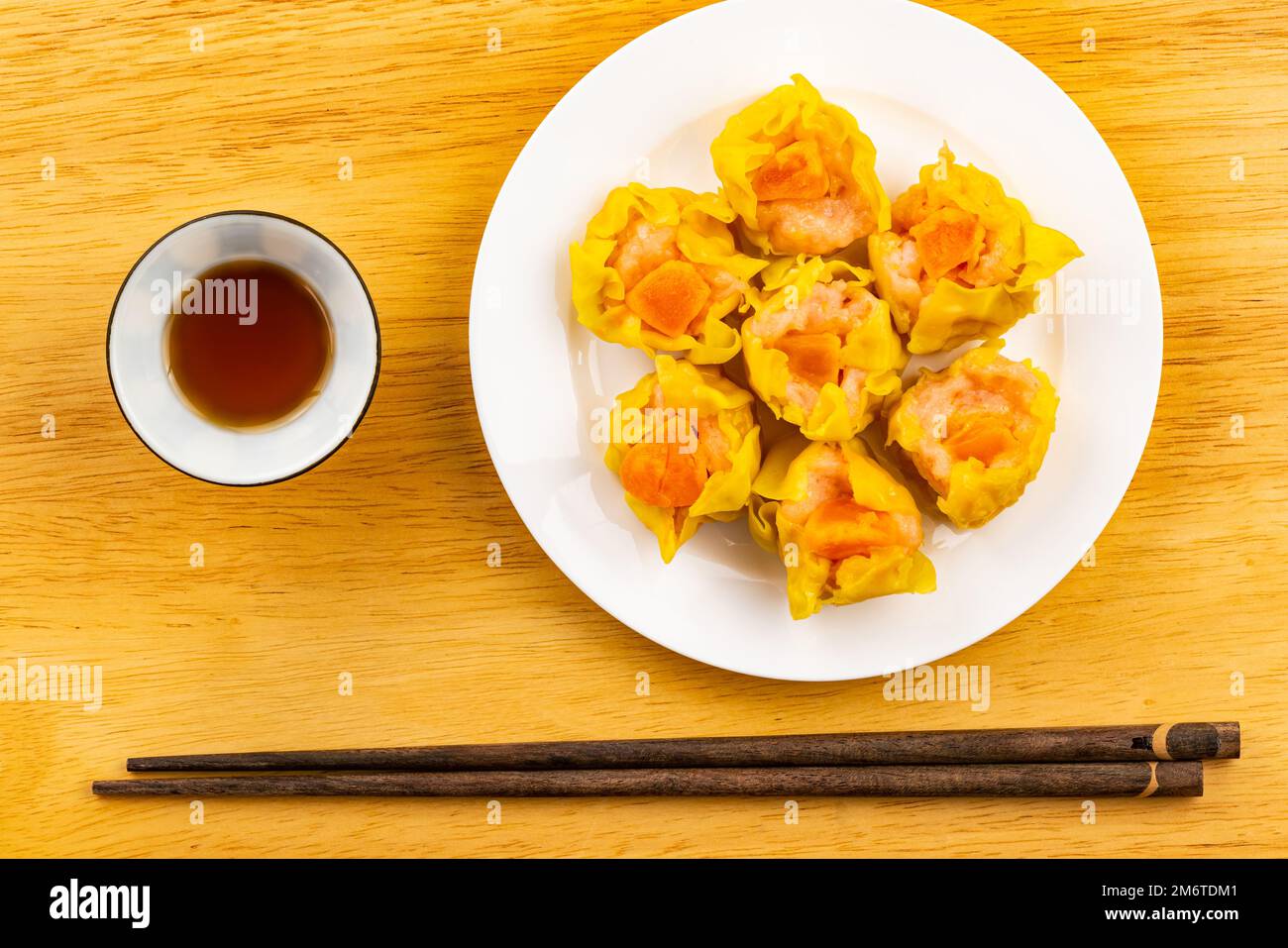 Vista dall'alto, piatto, deliziosi gamberi freschi fatti in casa, maiale tritato e tuorlo d'uovo salato gnocchi al vapore. Foto Stock