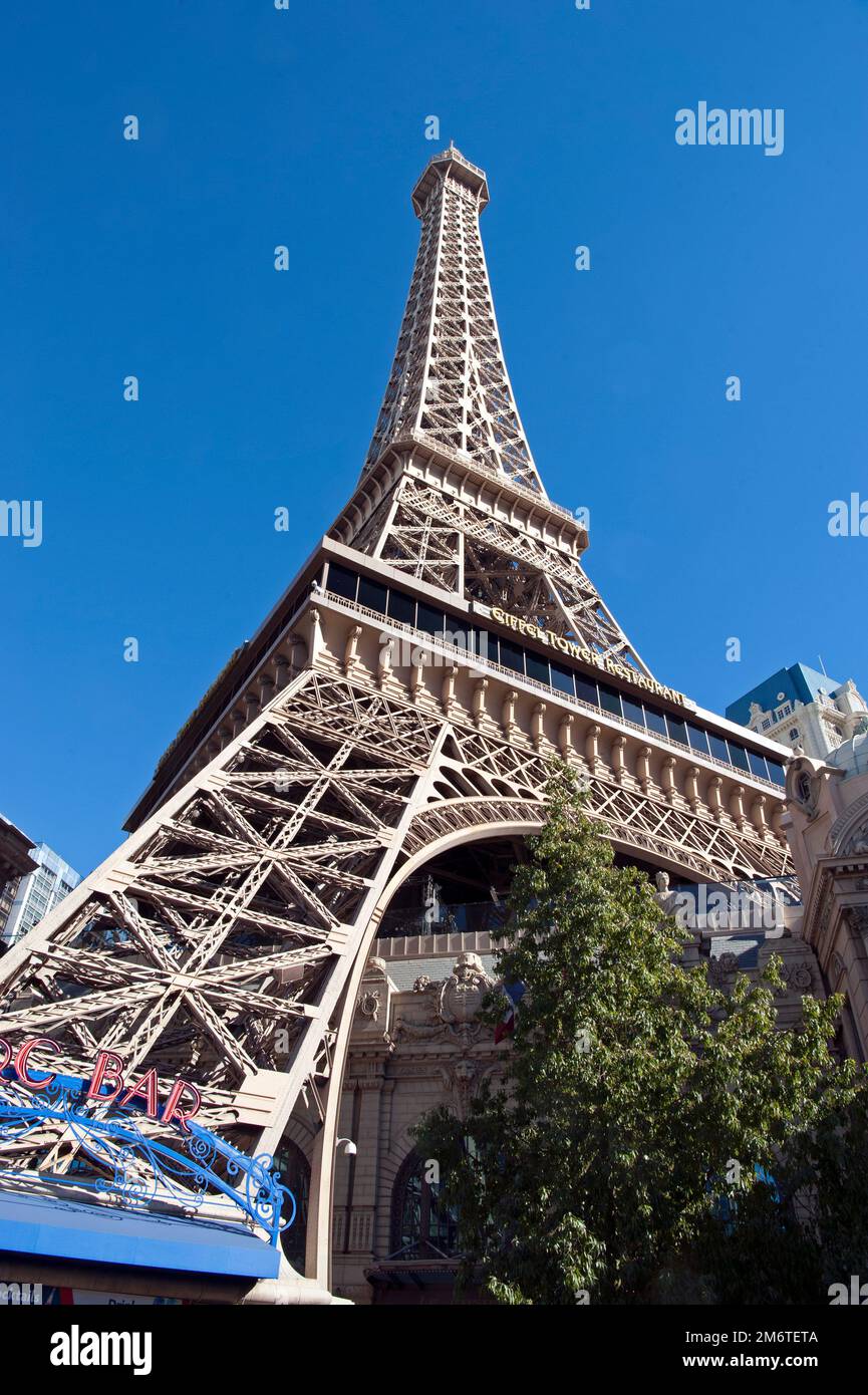 Una replica della Torre Eiffel al Paris Hotel and Casino sulla Strip, Las Vegas, Nevada, USA Foto Stock