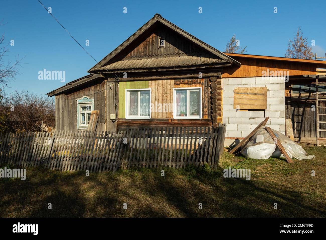 Rurale vecchia casa di legno contro il cielo in un luminoso giorno d'autunno. Foto scattata nel villaggio di Filippovka, distretto di Kurgursky, territorio di Perm, Russia. Foto Stock