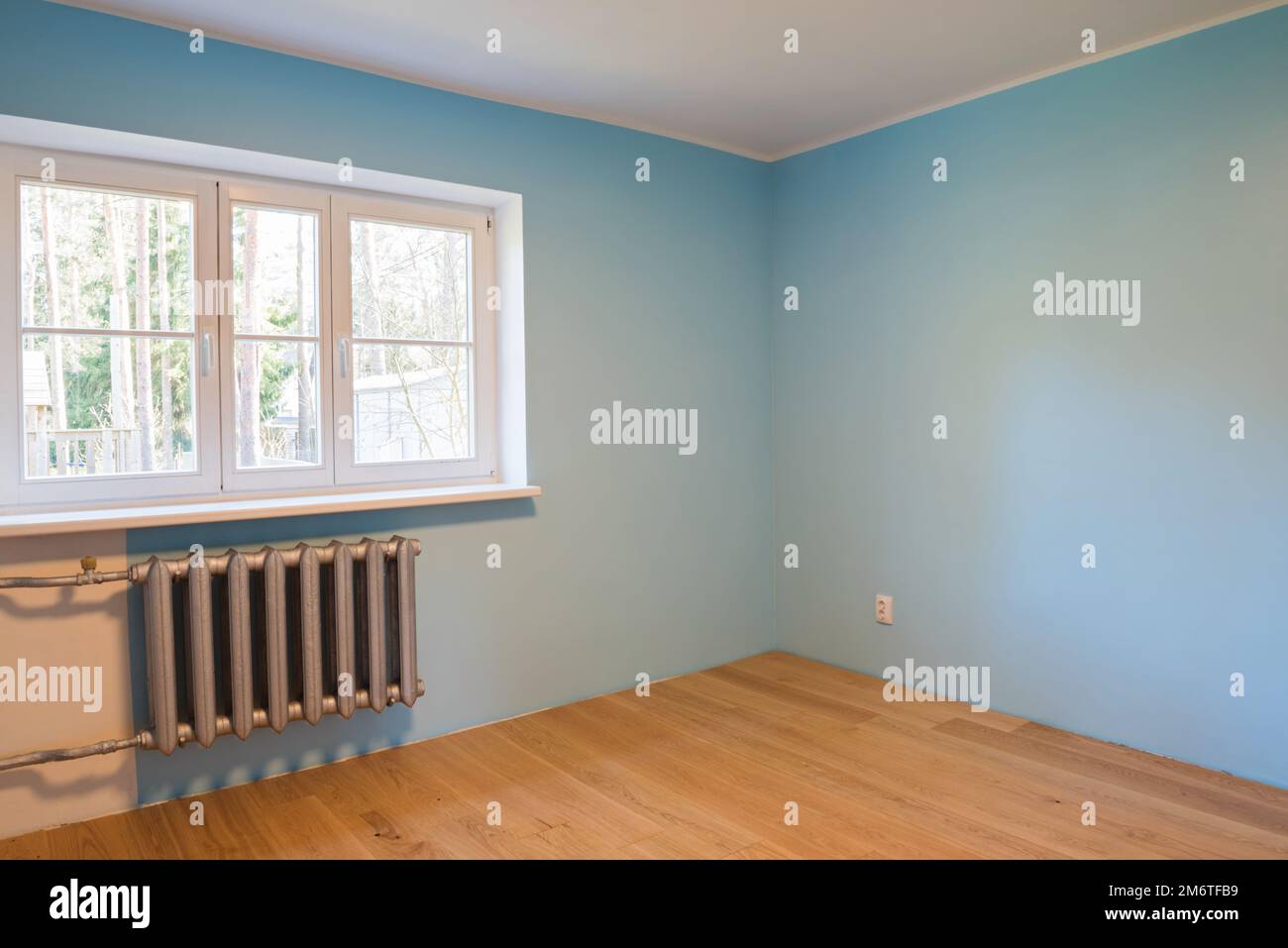 Nuova casa di costruzione camera interna con pavimenti in legno e finestre. Foto Stock