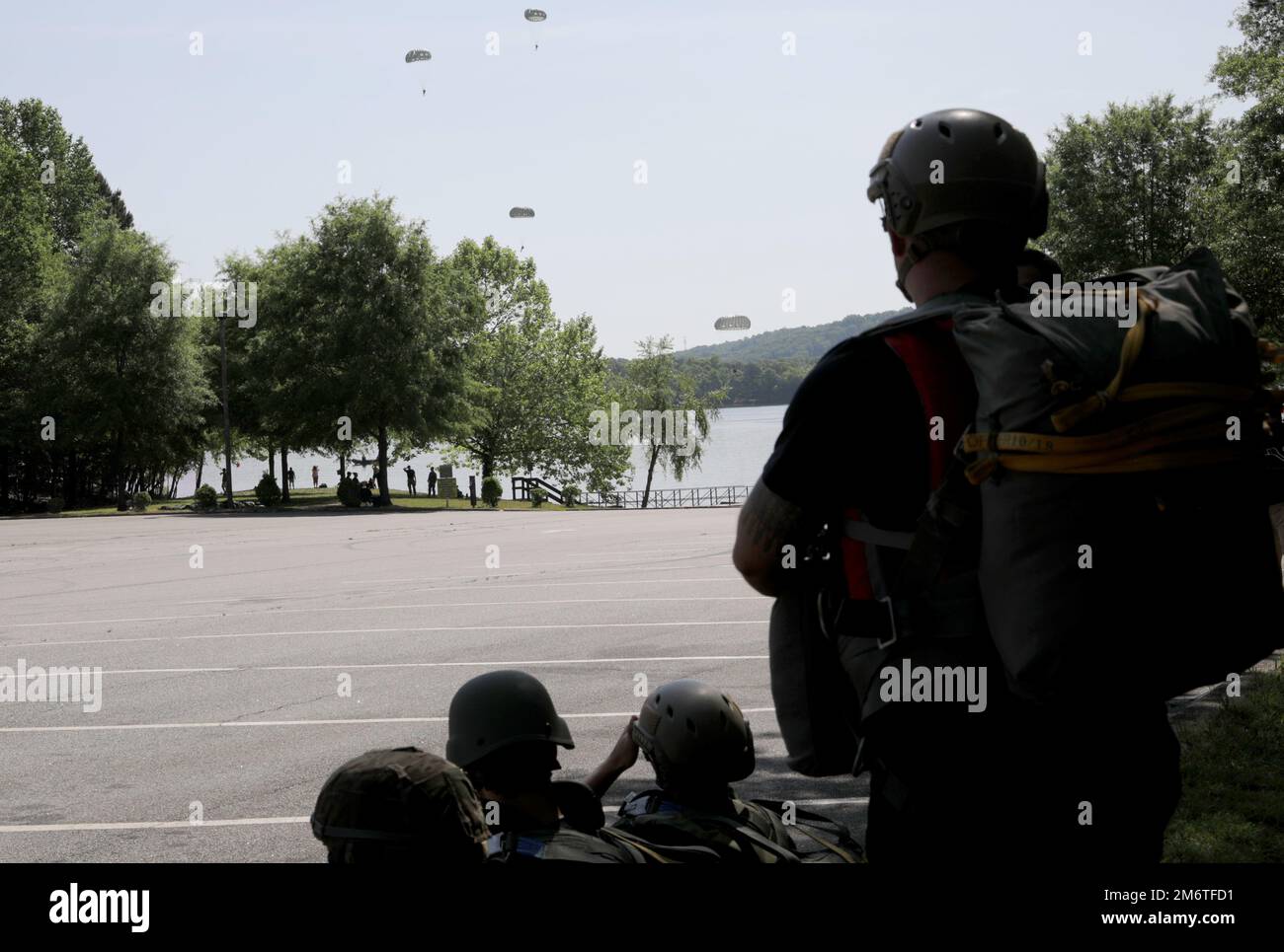 Un gruppo di Rangers dell'esercito degli Stati Uniti, assegnato al battaglione di addestramento di Ranger 5th, in un velivolo di UH-60 conduce un salto dell'acqua nel lago Lanier al parco di collina di guerra, Dawnsonville, GA., 5 maggio 2022. L'annuale evento di addestramento, organizzato dal battaglione di addestramento dei Ranger 5th, offre ai Rangers l'opportunità di diventare esperti negli sbarchi d'acqua, mentre offre alla comunità locale la possibilità di vedere il treno dei Rangers nella zona del lago Lanier. Foto Stock