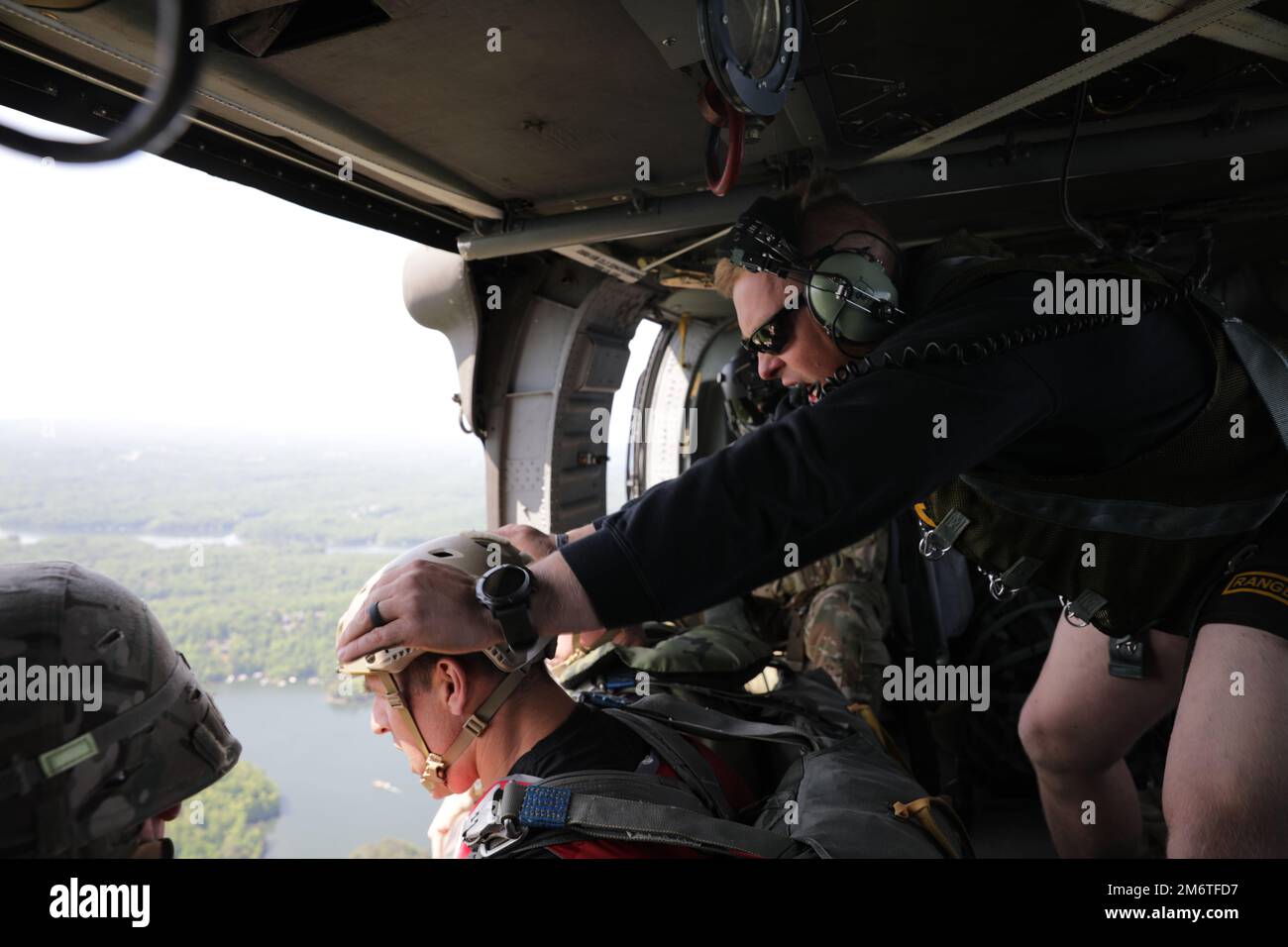 Un gruppo di Rangers dell'esercito degli Stati Uniti, assegnato al battaglione di addestramento di Ranger 5th, in un velivolo di UH-60 si prepara per condurre un salto dell'acqua nel lago Lanier al parco di collina di guerra, Dawnsonville, GA., 5 maggio 2022. L'annuale evento di addestramento, organizzato dal battaglione di addestramento dei Ranger 5th, offre ai Rangers l'opportunità di diventare esperti negli sbarchi d'acqua, mentre offre alla comunità locale la possibilità di vedere il treno dei Rangers nella zona del lago Lanier. Foto Stock