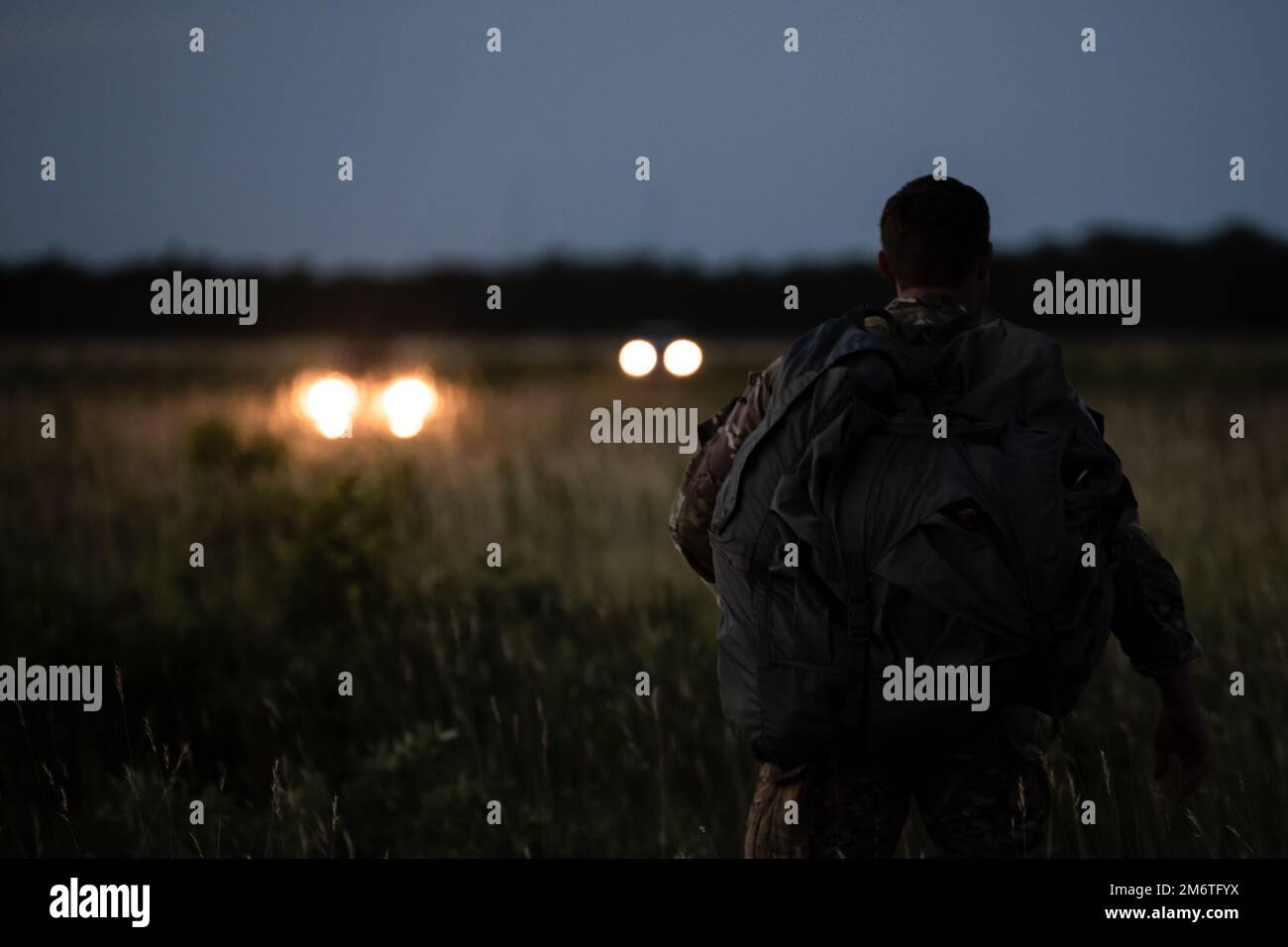 NEGLI STATI UNITI Il membro delle forze speciali dell'esercito si infiltra in una zona di caduta dopo una missione di salto in linea statica durante l'Emerald Warrior 22,1 a Hurlburt Field, Florida, 5 maggio 2022. Emerald Warrior è il più grande esercizio di operazioni speciali congiunto che coinvolge gli Stati Uniti Il comando delle operazioni speciali forza la formazione per rispondere a varie minacce al di sopra e al di sotto della soglia del conflitto armato. Foto Stock