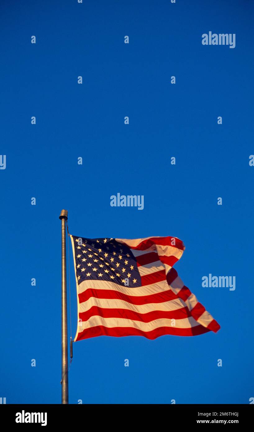 Bandiera americana che soffia nel vento Dallas Texas USA Foto Stock