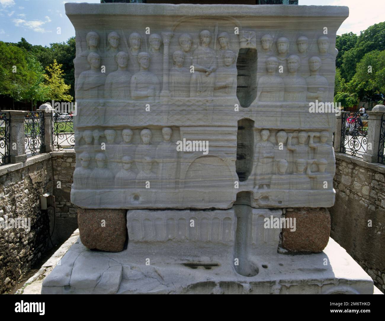 Istanbul Turchia Meydani (Ippodromo di Costantinopoli) basso-rilievo dell'imperatore Teodosio i e la sua Corte con Gash verticale l'uso dei cubetti di Porfido Foto Stock