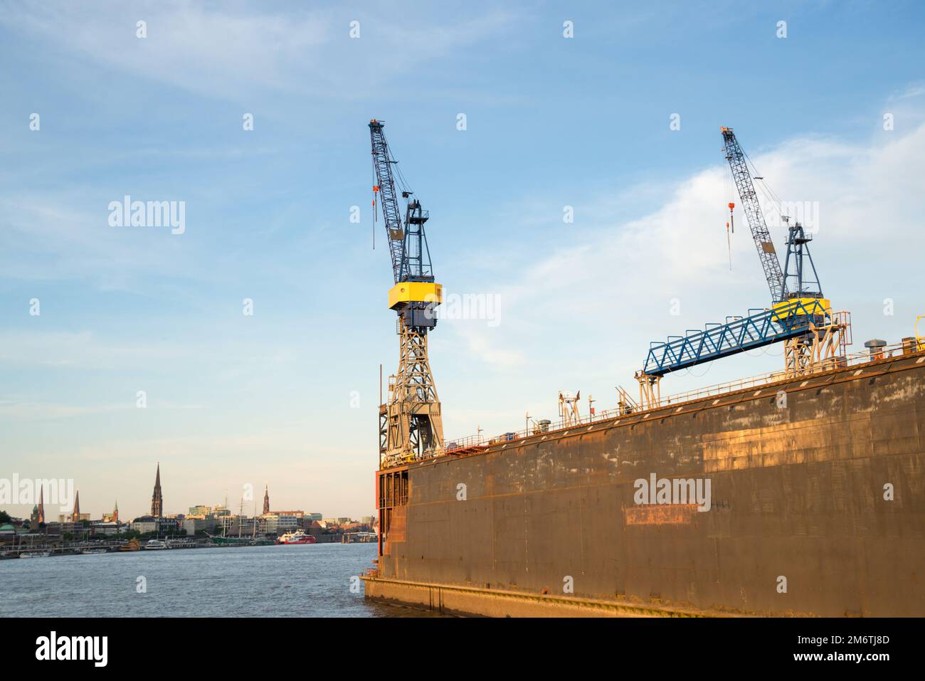 Vista di Amburgo con banchina e gru di fronte all'elba Foto Stock