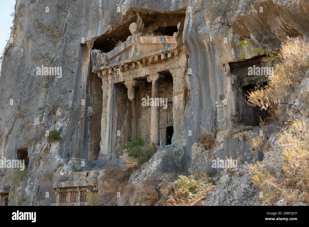 Tombe Fethiye Lycian Rock. Le tombe greche di Amintas scolpite nella roccia sorgono sopra la città Fethiye, Turkiye Foto Stock
