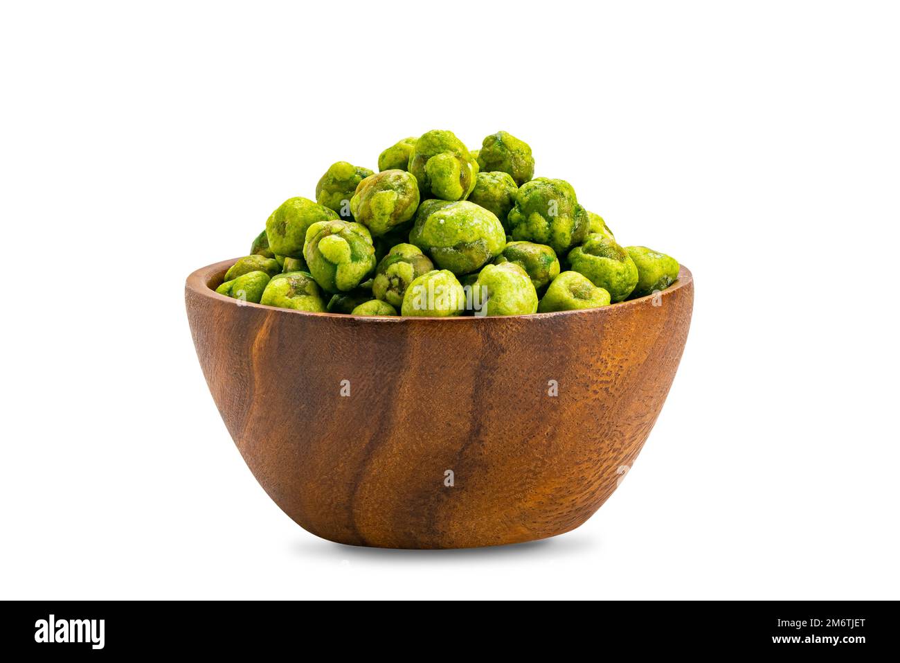 Vista dei piselli verdi rivestiti di wasabi secchi e croccanti in una ciotola di legno. Foto Stock