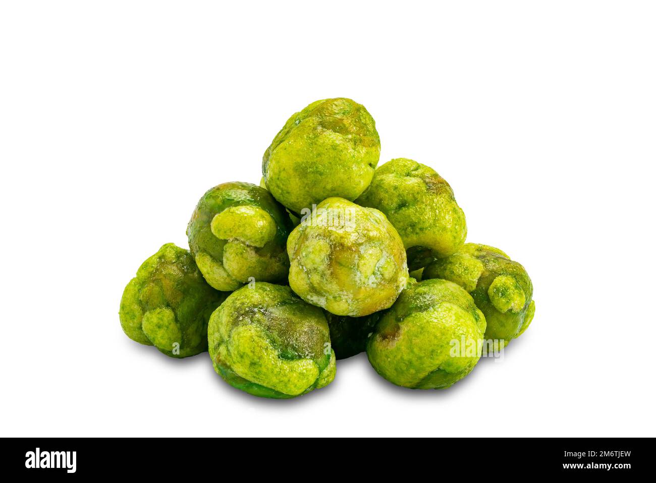 Vista primo piano pila di piselli verdi ricoperti di wasabi croccanti e secchi. Foto Stock