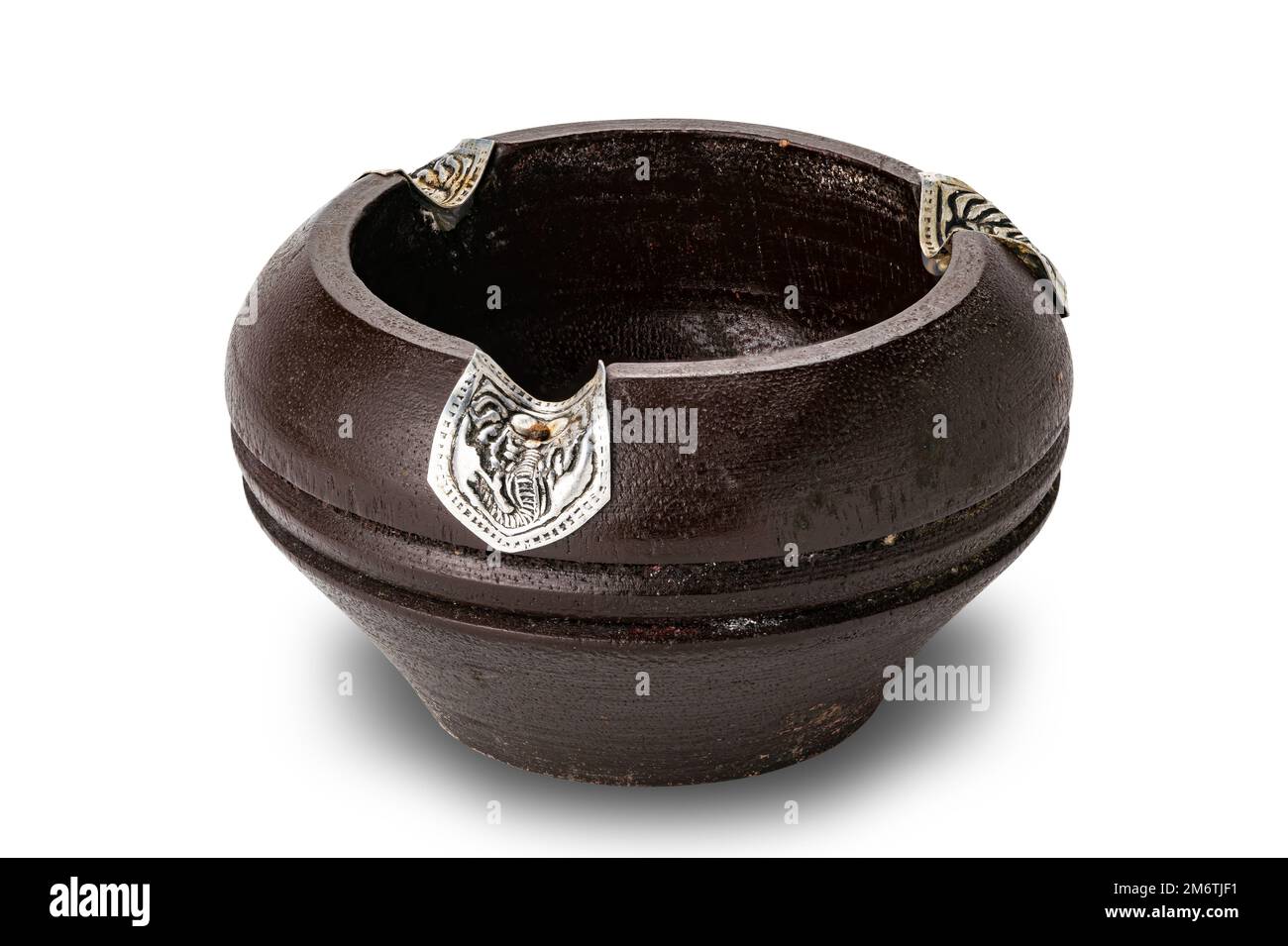 Posacenere di sigaretta di legno usato vuoto singolo decorato con pezzi d'argento. Foto Stock