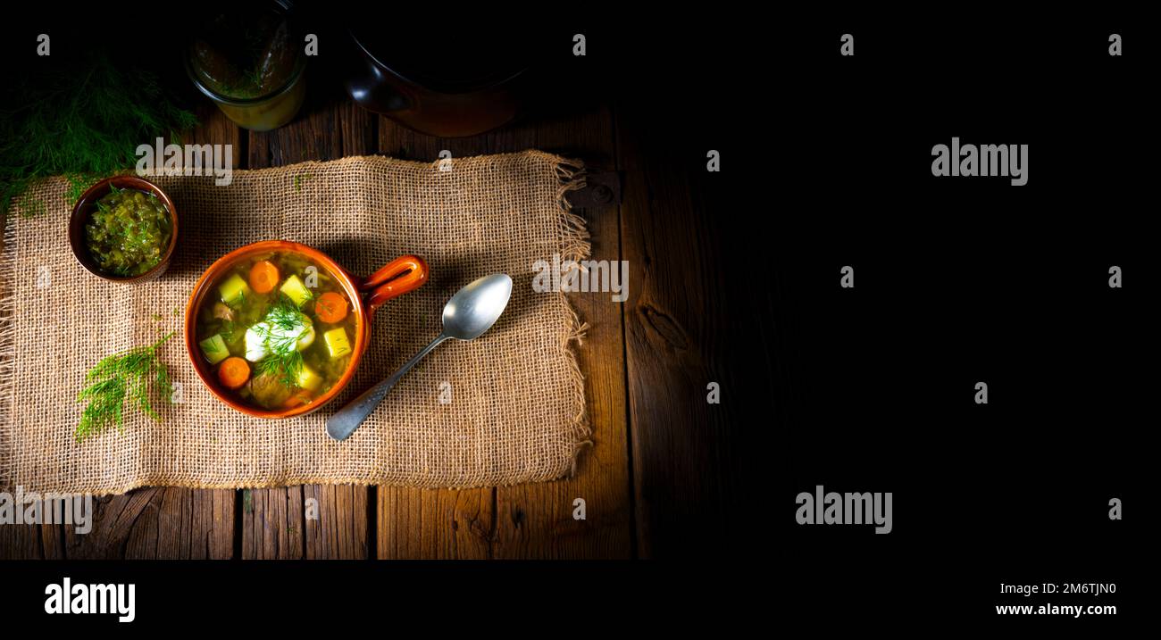 Zuppa di cetrioli acida polacca con aneto Foto Stock