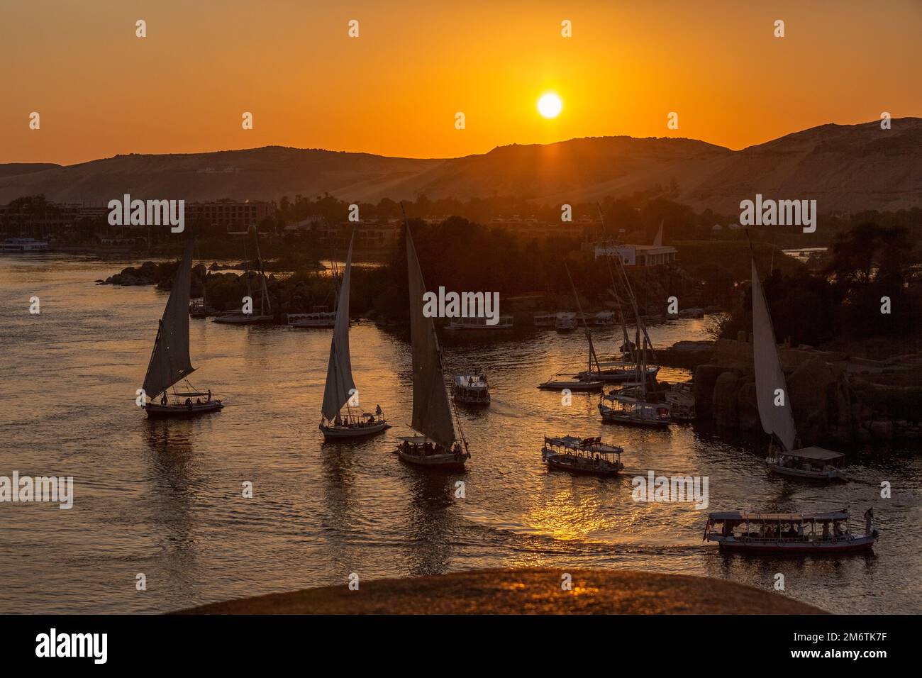 Felucca barche sul Nilo al tramonto Foto Stock