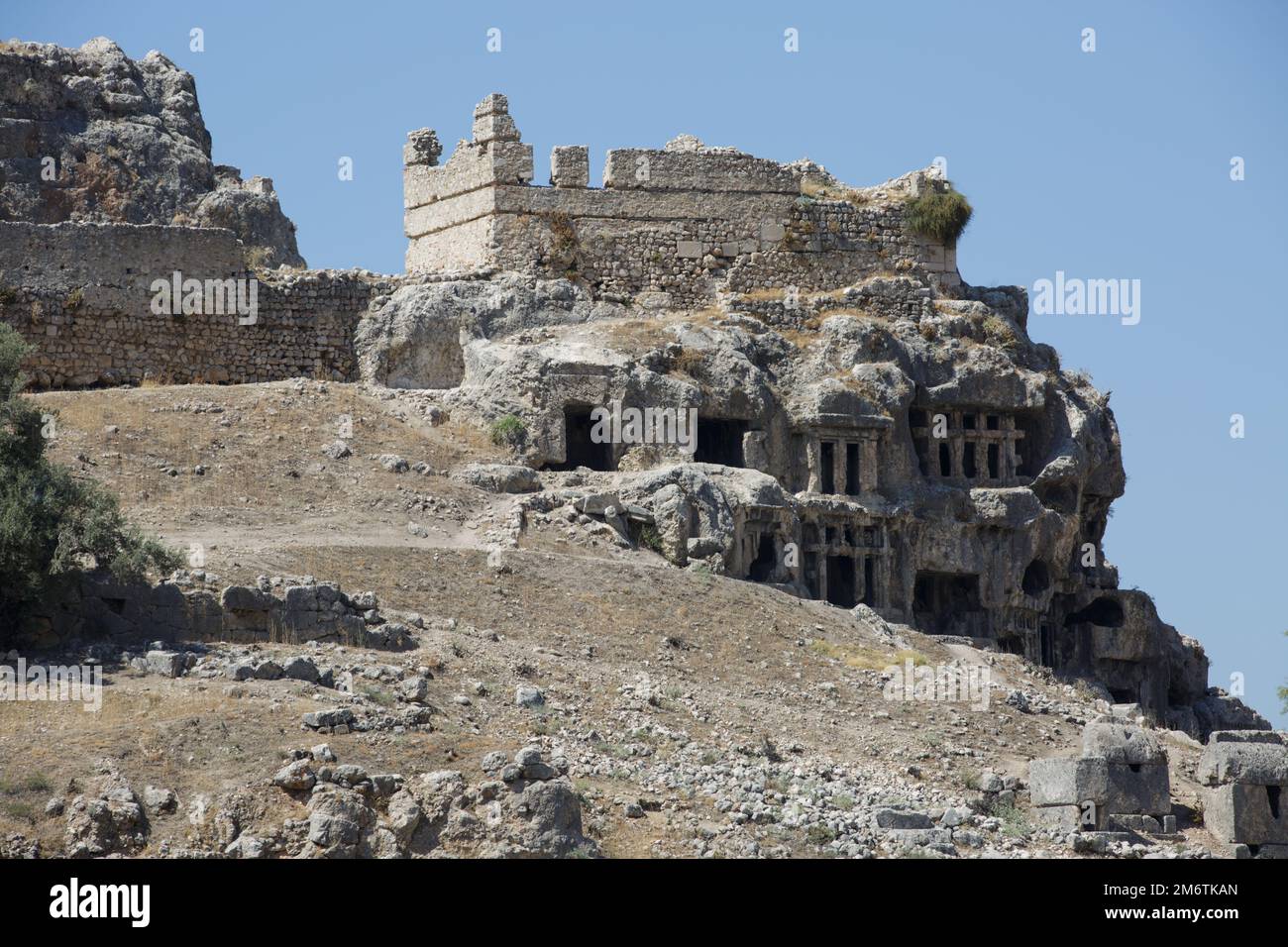 Rovine e tombe di Tlos, un'antica città Licia, Seydikemer, Mugla, Turchia. La tomba Licia reale della dinastia Bellerophon nella città antica. Liciano Foto Stock