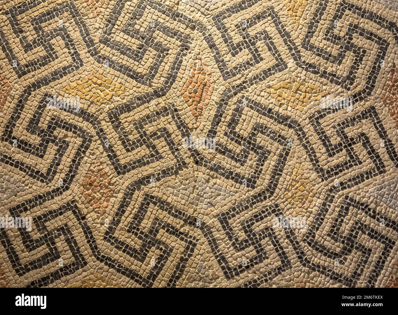 Simbolo della swastika nell'antica decorazione a mosaico celtico. Design per uno sfondo vecchio stile. Foto Stock