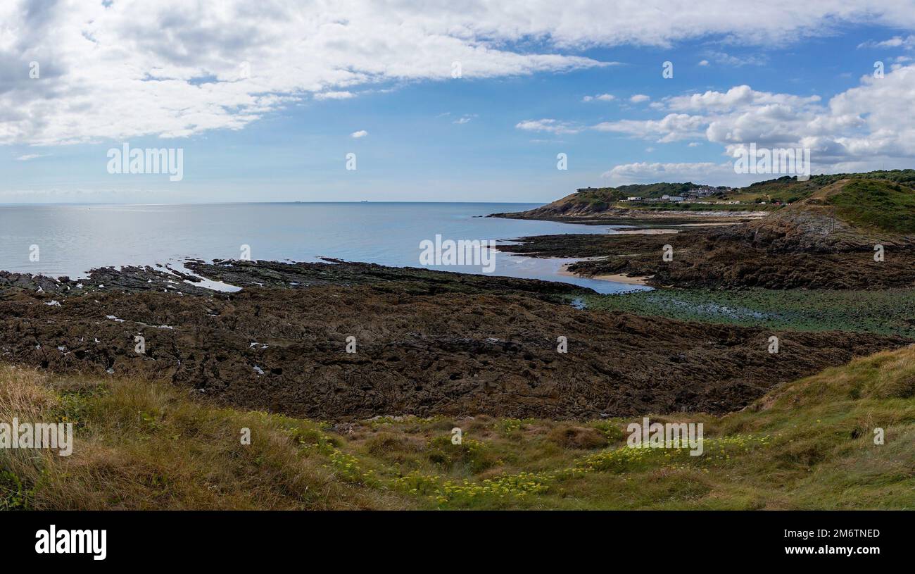 Vista panoramica delle spiagge e delle insenature sul promontorio di Mumbles nella baia di Swansea Foto Stock