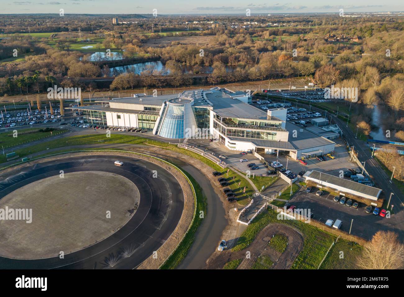 Vista aerea di Mercedes-Benz Brooklands e Mercedes-Benz World, Weybridge, Surrey, Regno Unito. Foto Stock