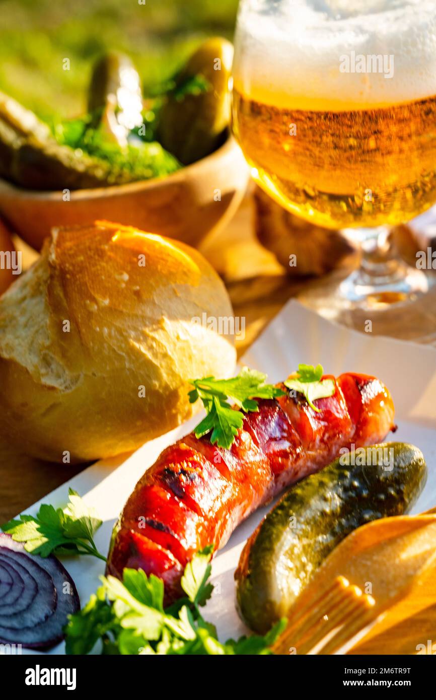 Salsiccia alla griglia con sottaceti Foto Stock