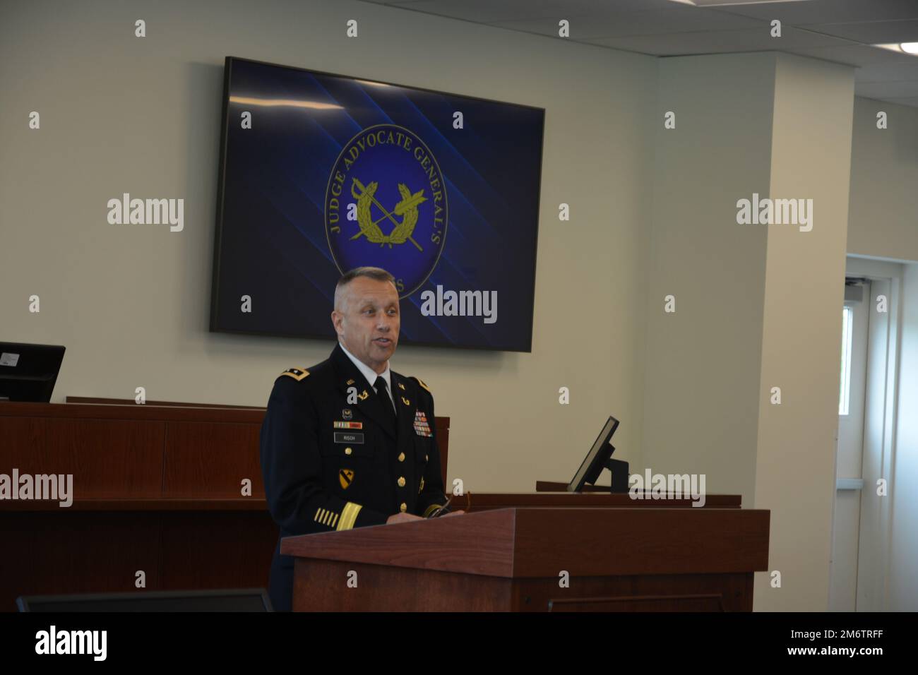 Il Lt. Gen. Stuart Risch, l'Avvocato generale del Giudice dell'Esercito, parla all'apertura del primo Centro di Difesa dell'Esercito, a Fort Belvoir, Virginia, 5 maggio 2022. Foto Stock