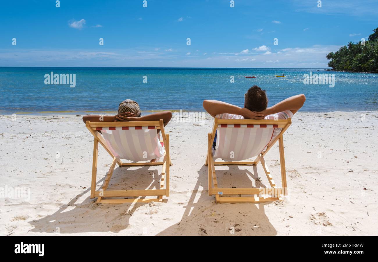 Concetto di vacanza in spiaggia con sedia e cielo blu all'isola tropicale di Koh Kood Thailandia Foto Stock