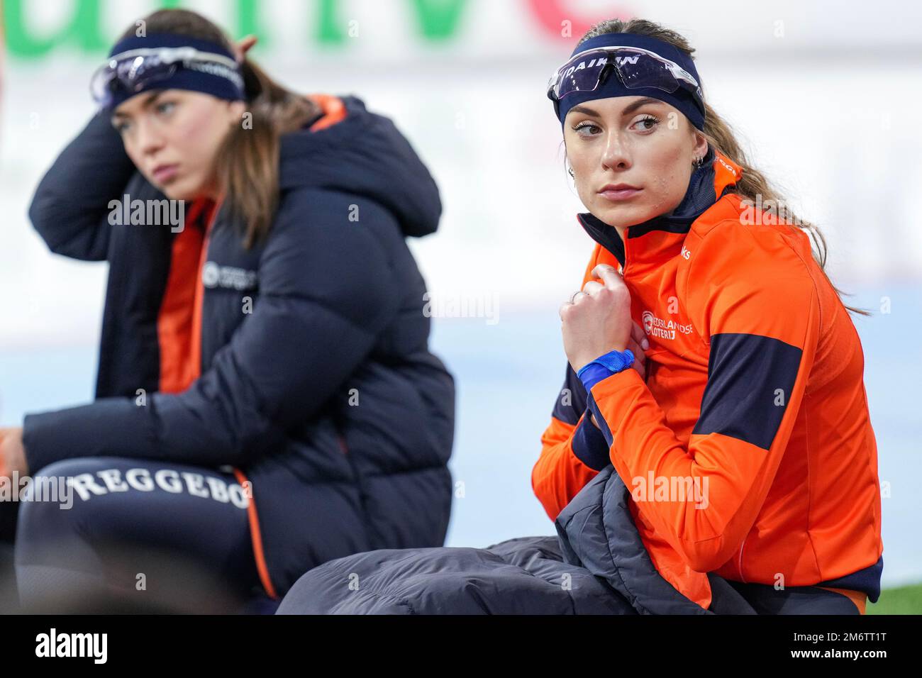 HAMAR, NORVEGIA - GENNAIO 5: Femke Kok, Marrit Fledderus in gara durante i Campionati europei di formazione Speedskating Sprint Allround il 5 Gennaio 2023 ad Hamar, Norvegia (Foto di Douwe Bijlsma/Orange Pictures) Foto Stock