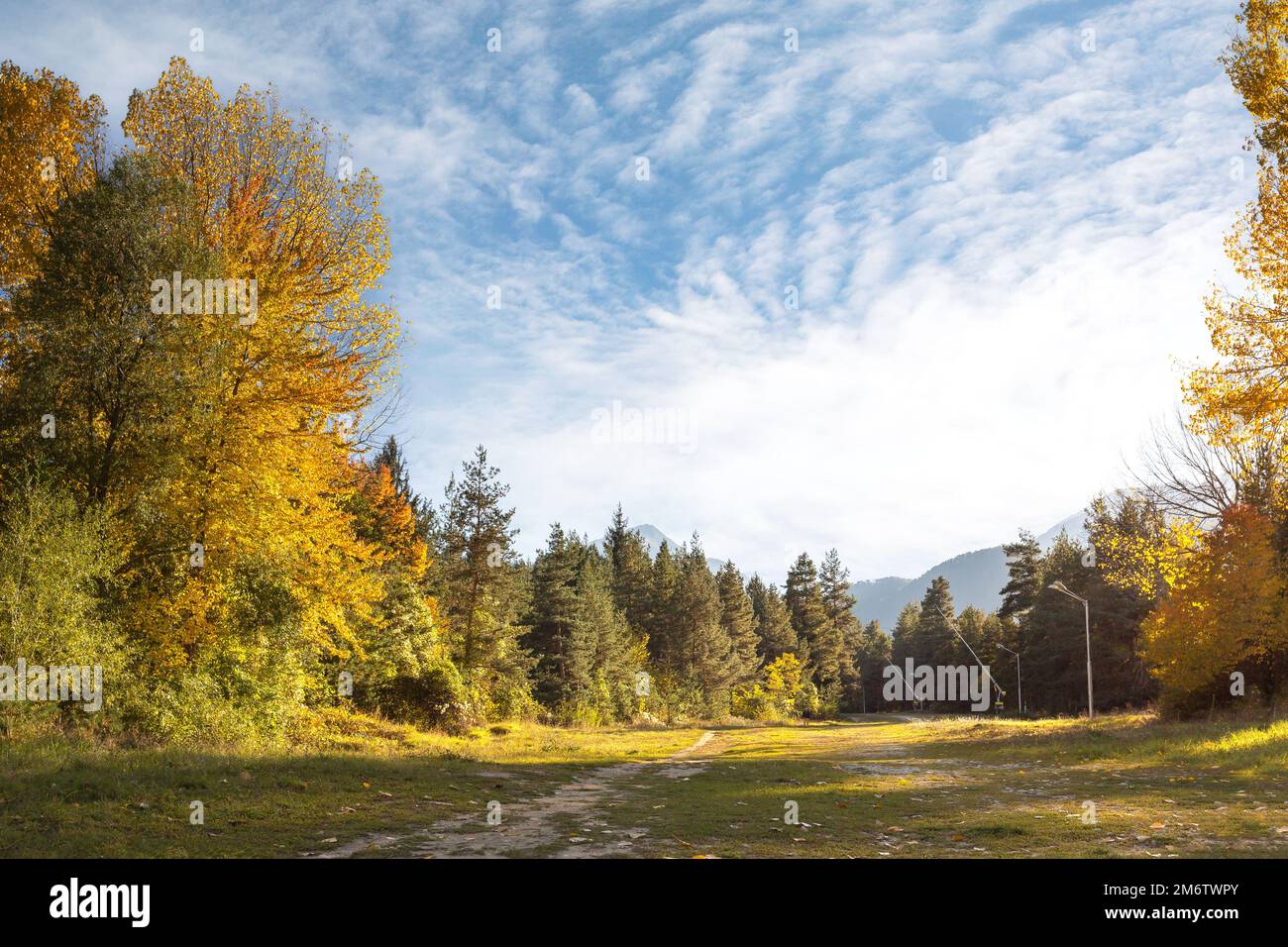 Scena autunnale con la strada sciistica a Bansko, Bulgaria Foto Stock