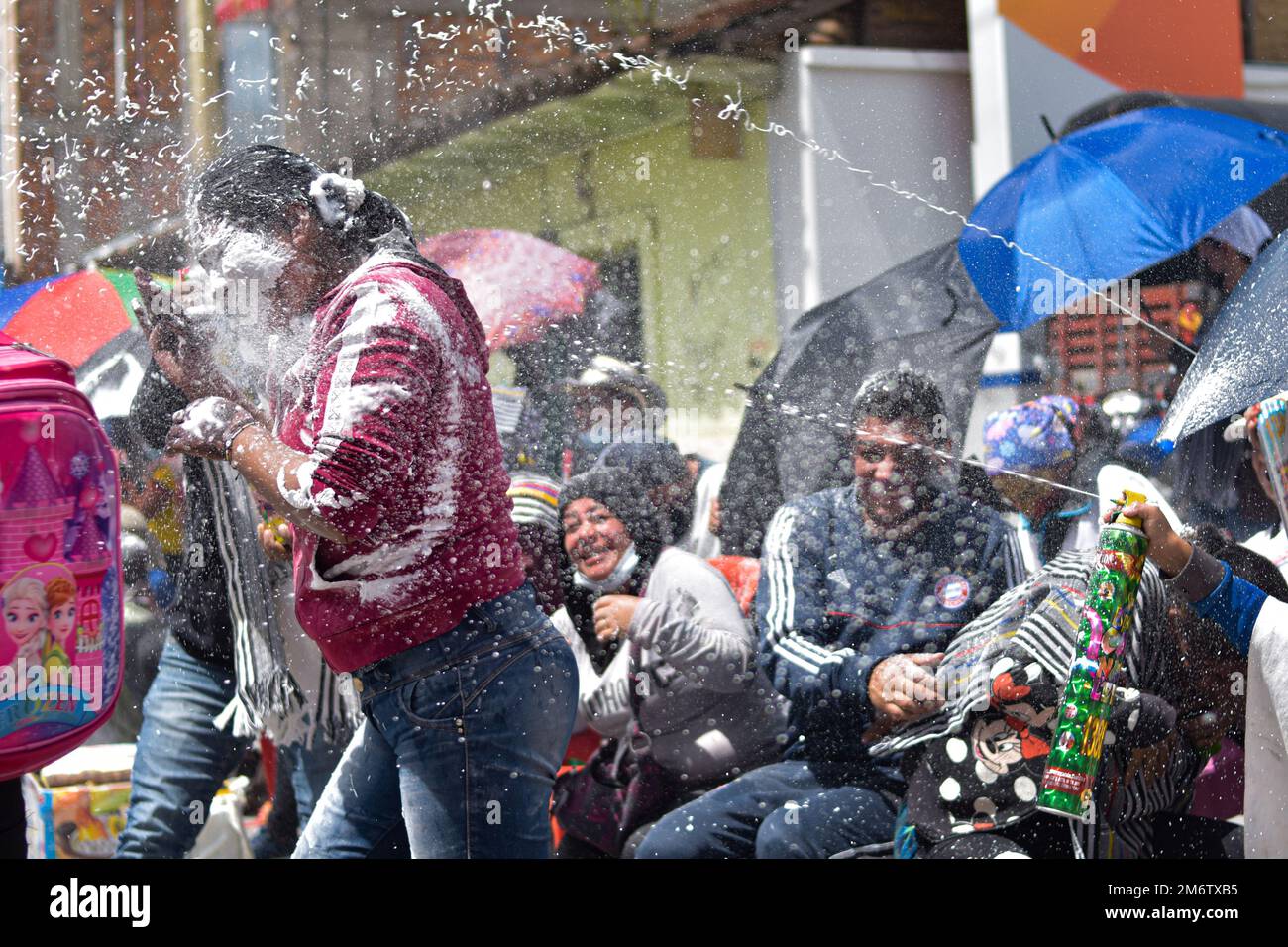 Passo, Nariño, 3 gennaio 2023. La gente festeggia con la schiuma durante il tradizionale 'Carnaval de Negros y Blancos' a pasto, Nariño, 3 gennaio 2023. Questo carnevale, riconosciuto dall'UNESCO, si svolge ogni gennaio nella città andina meridionale di Pasto. Il ''Carnaval de Negros y Blancos'' ha le sue origini in un mix di espressioni culturali amazzoniche, andine e del Pacifico attraverso arte, balli, musica e feste culturali. Foto di: Camilo Erasso/Long Visual Press Foto Stock
