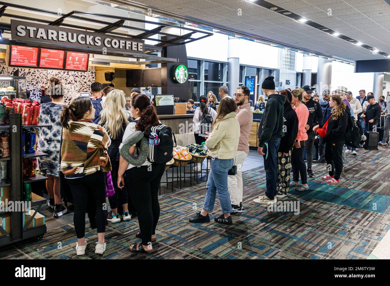 Miami Florida, mia International Airport, terminal concourse gate area, Starbucks Coffee barista baristas, USA Stati Uniti America, Nord America Ame Foto Stock