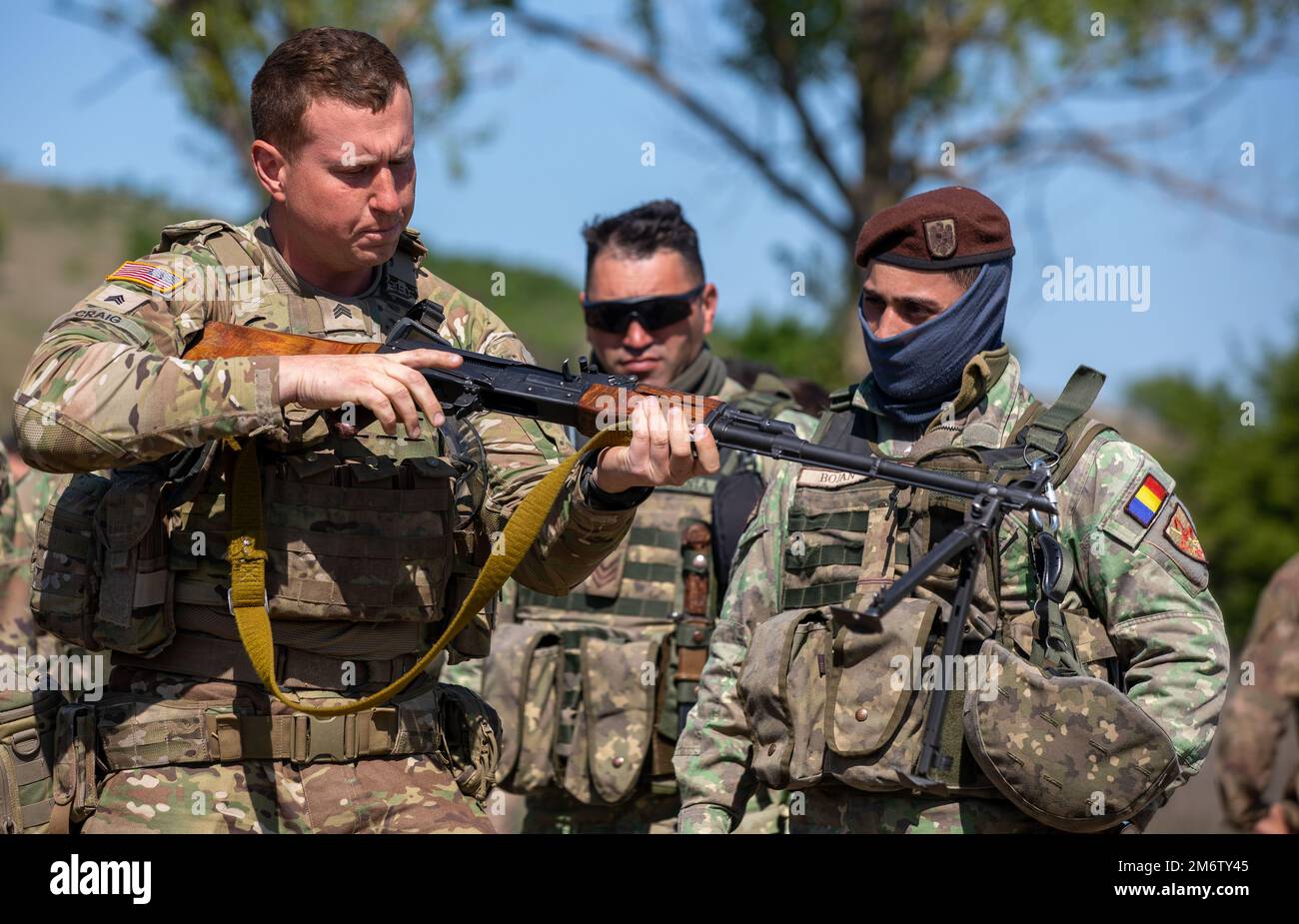 STATI UNITI Sebastian Craig, un uomo di fanteria, assegnato a 2nd reggimento di cavalleria, esamina un'arma durante lo scambio di armi della NATO nell'area di addestramento di Babadag il 5 maggio 2022. 2nd il reggimento della cavalleria è tra le altre unità assegnate al V Corps, il corpo americano schierato in avanti in Europa che lavora insieme agli alleati della NATO e ai partner di sicurezza regionale per fornire forze credibili dal combattimento; esegue esercitazioni di formazione congiunte, bilaterali e multinazionali; E fornisce il comando e il controllo delle unità di rotazione e assegnate nel teatro europeo. Il nostro impegno a mantenere una presenza dissuasiva credibile in Europ Foto Stock