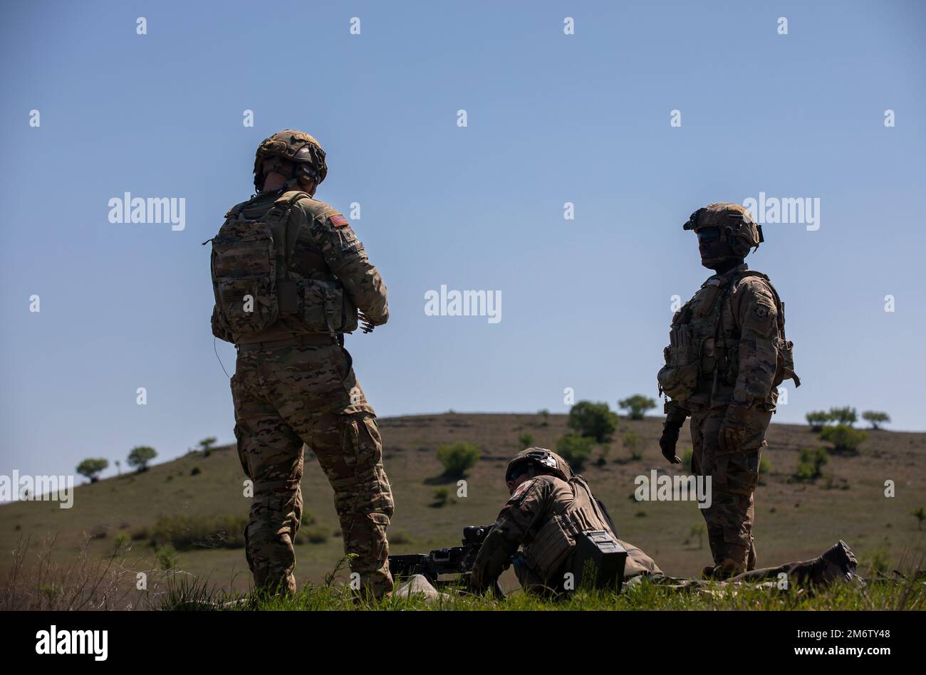 STATI UNITI Esercito SPC. Quinton McQuillan (a sinistra) e Stati Uniti Freud Joseph (a destra), entrambi i fanti, assegnati a 2nd reggimento di cavalleria, fornisce una guida durante la fase di sparo dello scambio di armi della NATO nella zona di addestramento di Babadag il 5 maggio 2022. 2nd il reggimento della cavalleria è tra le altre unità assegnate al V Corps, il corpo americano schierato in avanti in Europa che lavora insieme agli alleati della NATO e ai partner di sicurezza regionale per fornire forze credibili dal combattimento; esegue esercitazioni di formazione congiunte, bilaterali e multinazionali; E fornisce il comando e il controllo per le unità di rotazione e assegnate nell'Europa Foto Stock