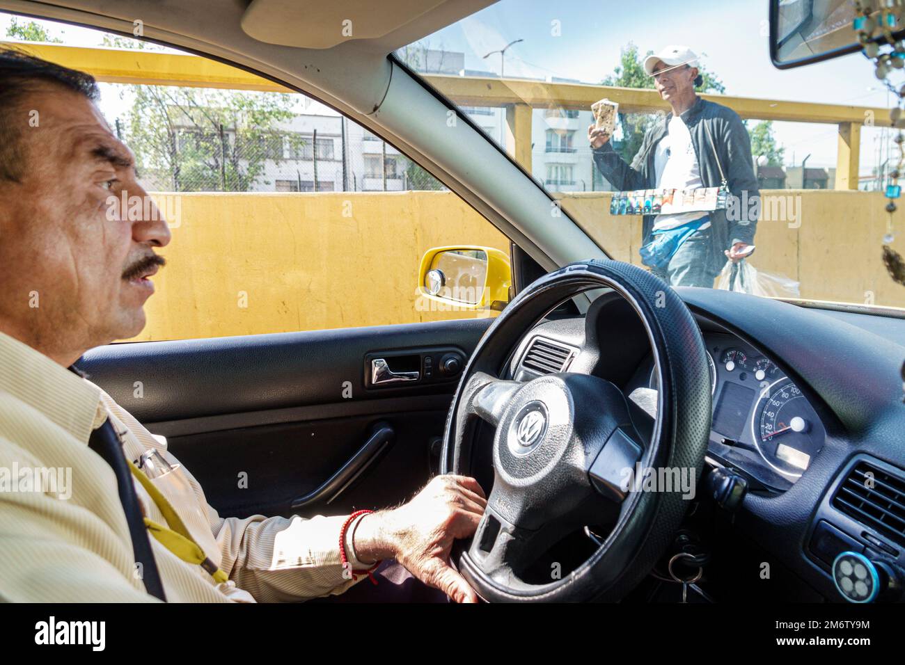 Città del Messico, taxi taxi tassicab conducente guida, strada venditore, uomo uomini maschio adulti residenti residenti, dipendenti lavoratori lavoratori lavoro wor Foto Stock
