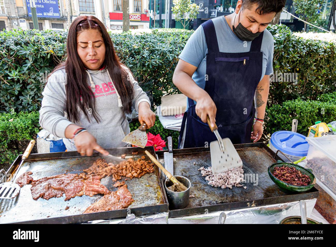 Città del Messico, Juarez Cuauhtemoc Avenida Paseo de la Reforma, Natale festa artigianale mercato mercado artesanal, cuoco cottura alla griglia, carnitas, uomini Foto Stock