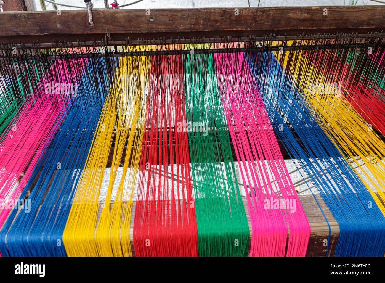 Città del Messico, Juarez Cuauhtemoc Avenida Paseo de la Reforma, festa di Natale mercato artigianale mercado artesanal, fili colorati telaio, artigianato displ Foto Stock