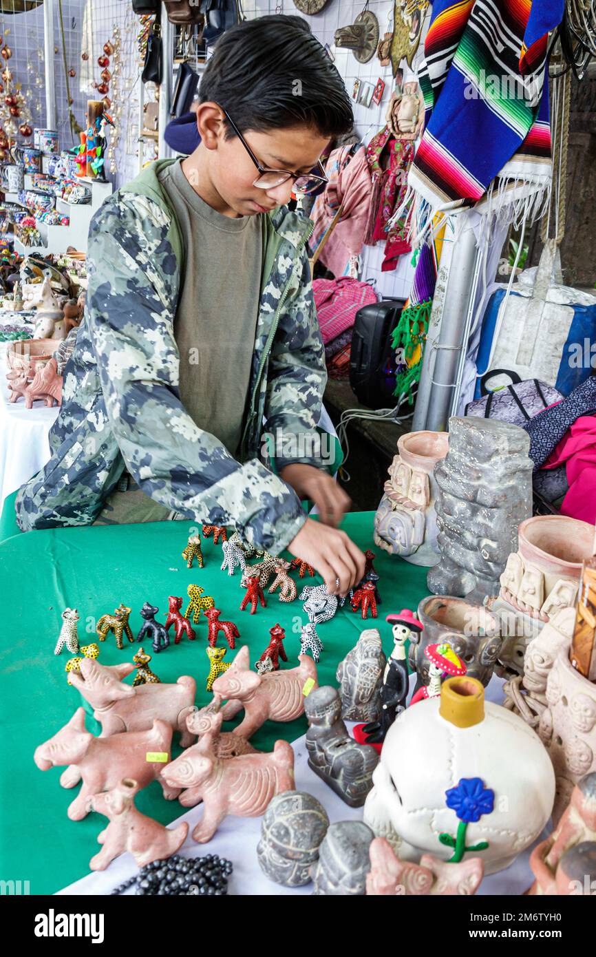 Città del Messico, Juarez Cuauhtemoc Avenida Paseo de la Reforma, Natale festa mercato artigianale mercado artesanal, ceramiche, ragazzi maschi, bambini c Foto Stock