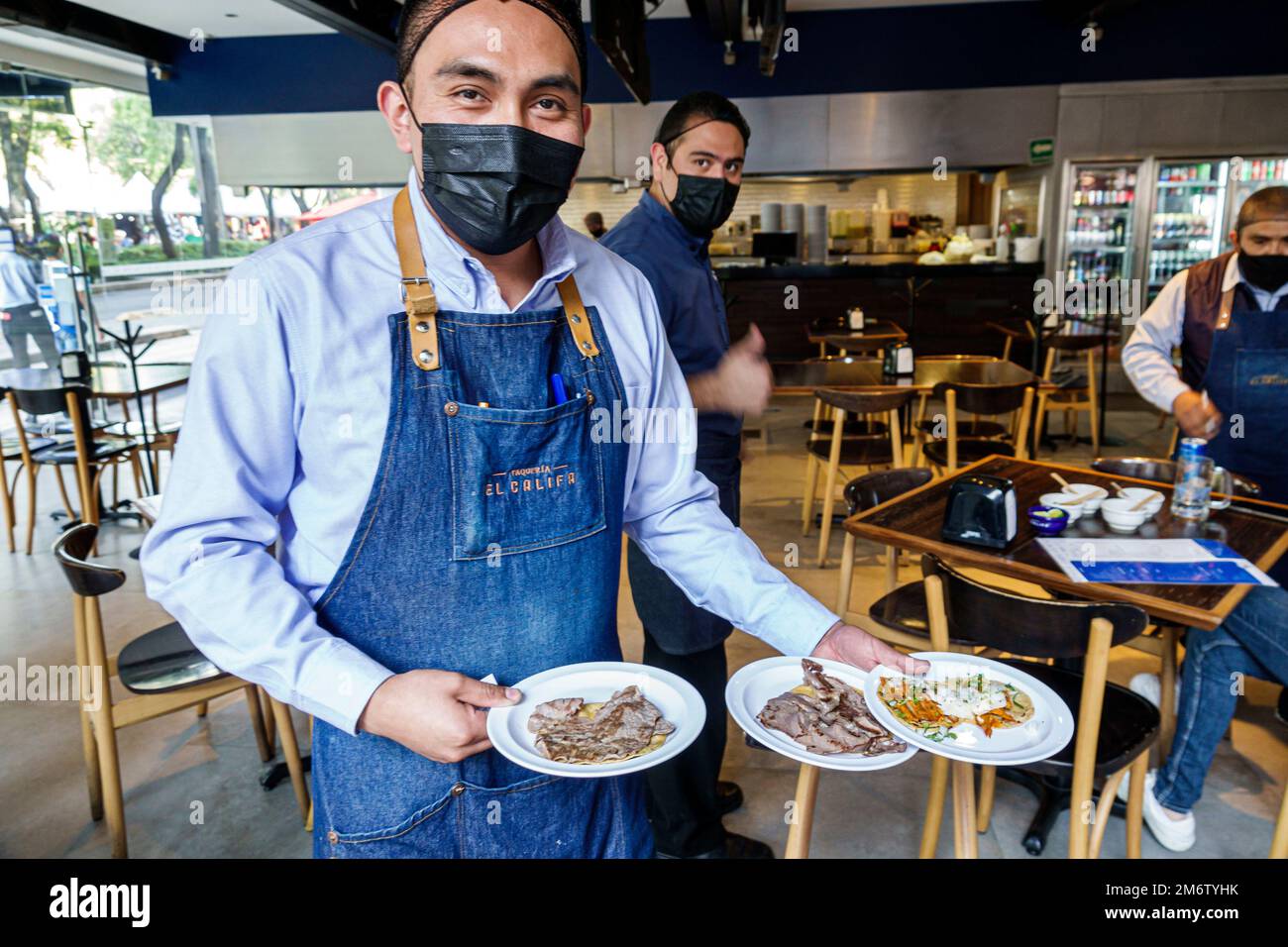 Città del Messico, Juarez Cuauhtemoc Avenida Paseo de la Reforma, Taqueria El Califa, che serve pranzo, uomo uomo uomo maschio adulti residenti residenti, interno interno Foto Stock