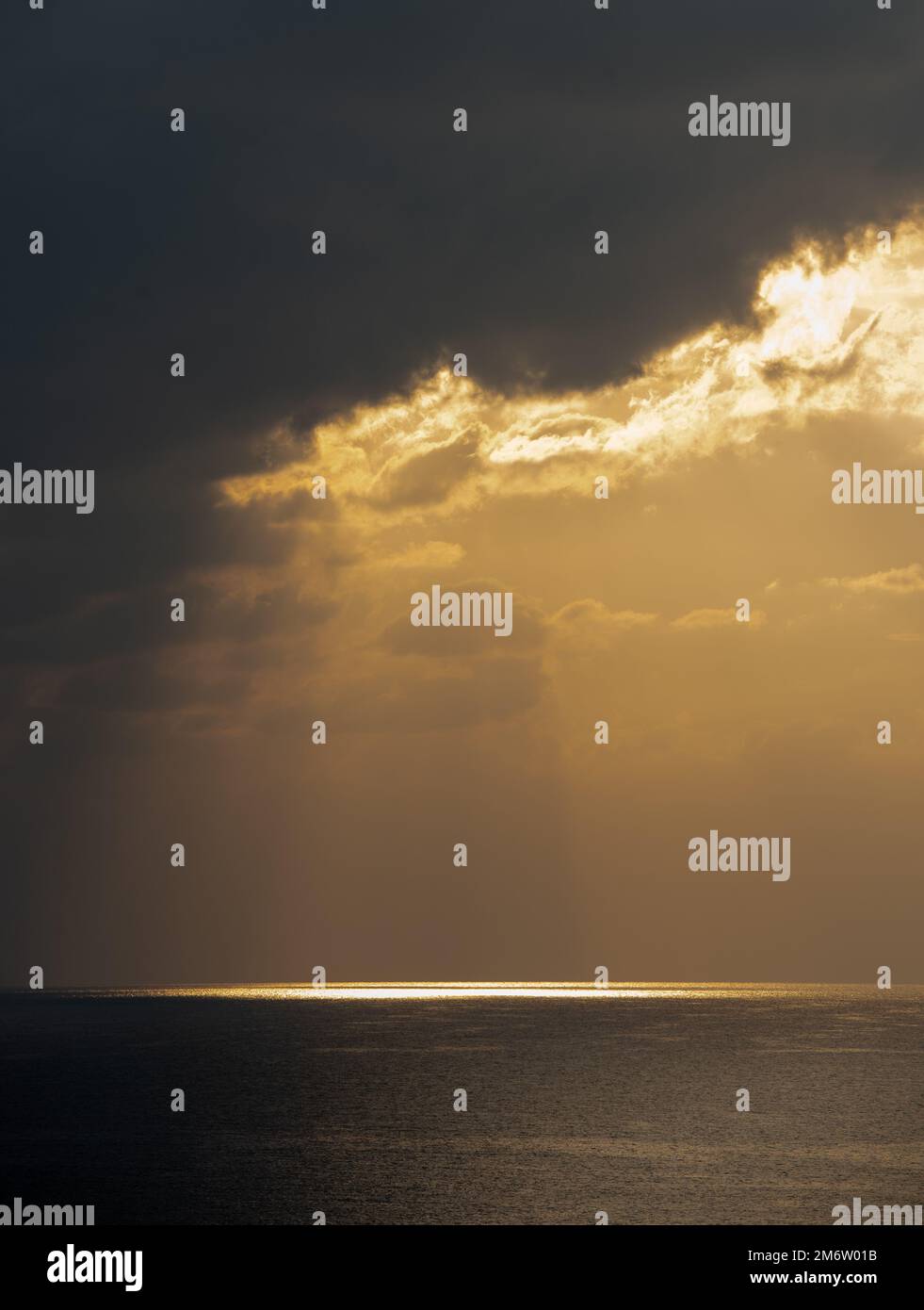 Alba in mare con nuvole temporose e colore arancione. Seascape a giù al mattino. Foto Stock