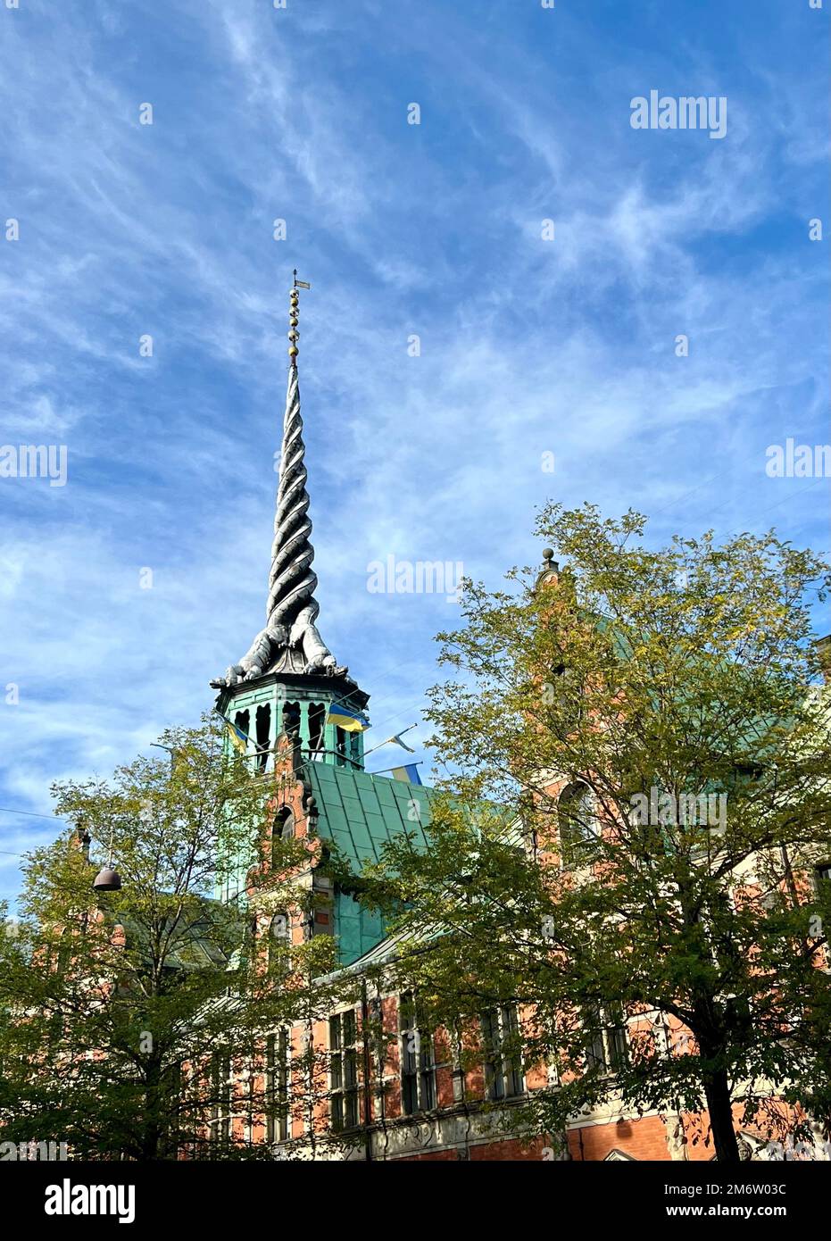 Torre della Borsa di Copenhagen, uno dei punti di riferimento della capitale danese Foto Stock Torre della Borsa di Copenhagen, uno dei punti di riferimento della capitale danese Foto Stock