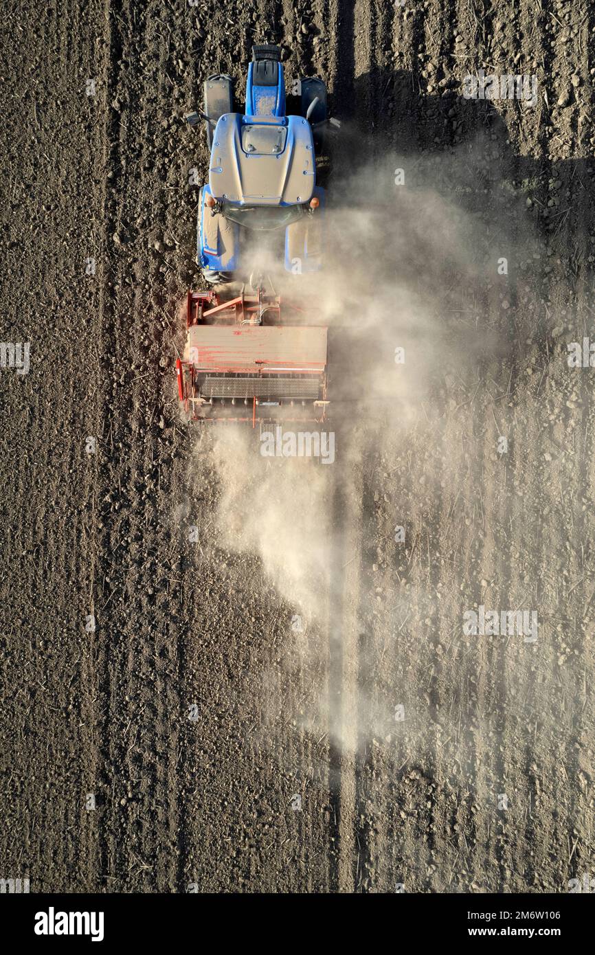 Vista aerea di un trattore nel momento della semina Foto Stock