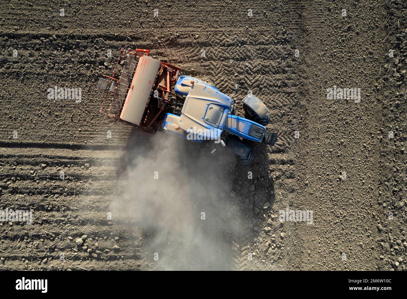 Vista aerea di un trattore nel momento della semina Foto Stock